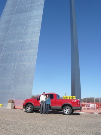 Photo of Joel and Bobbie in front of the Arch
